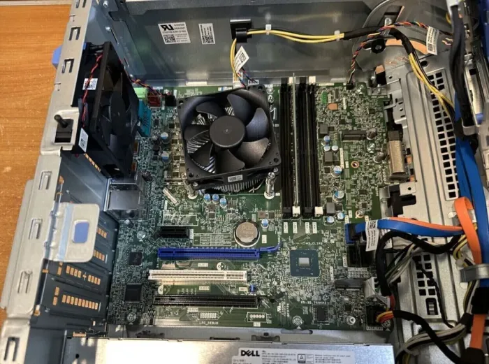 Комп'ютер Б-клас Dell OptiPlex 7070 Tower / Intel Core i5-9500 (6 ядер по 3.0 - 4.4 GHz) / 16 GB DDR4 / 500 GB SSD / Intel UHD Graphics 630 / 260W / DisplayPort б/в - зображення 7