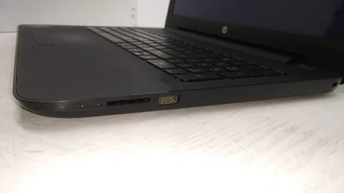 Ноутбук Б-клас HP 15-af130ur / 15.6" (1366x768) TN / AMD E1-6015 (2 ядра по 1.4 GHz) / 4 GB DDR3 / 500 GB HDD / AMD Radeon R2 Graphics / WebCam / DVD-ROM б/в - зображення 5