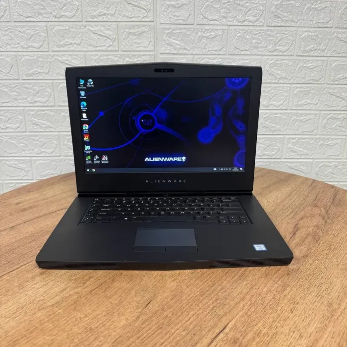 Ігровий ноутбук Dell Alienware 15 R3 / 15.6" (1920x1080) IPS / Intel Core i7-6700HQ (4 (8) ядра по 2.6 - 3.5 GHz) / 16 GB DDR4 / 256 GB SSD / nVidia GeForce GTX 1060, 6 GB GDDR5, 192-bit / WebCam б/в - зображення 2