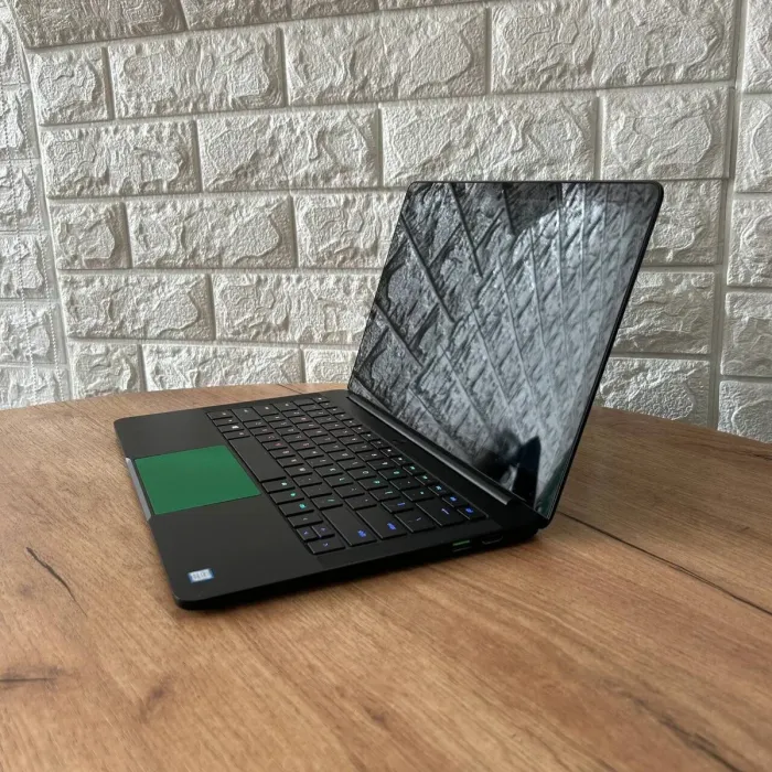 Ультрабук Razer Blade 13 Stealth RZ09-0239 Green / 13.3" (3200x1800) IPS Touch / Intel Core i7-8550U (4 (8) ядра по 1.8 - 4.0 GHz) / 16 GB DDR4 / 256 GB SSD / Intel UHD Graphics 620 / WebCam б/в - зображення 5