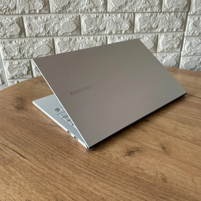 Ультрабук Б-клас Samsung Galaxy Book Ion White NP950XCJ-K02US / 15.6" (1920x1080) IPS / Intel Core i7-10510U (4 (8) ядра по 1.8 - 4.9 GHz) / 16 GB DDR4 / 256 GB SSD / Intel UHD Graphics / WebCam б/в - зображення 6