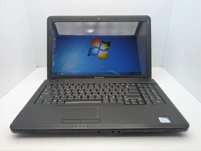 Ноутбук Б-клас Lenovo G550 / 15.6" (1366x768) TN / Intel Pentium T4300 (2 ядра по 2.1 GHz) / 6 GB DDR3 / 250 GB HDD / Intel Graphics / WebCam / DVD-ROM б/в - зображення 2