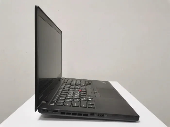 Ноутбук Б-клас Lenovo ThinkPad T450s / 14" (1600x900) TN / Intel Core i7-5600U (2 (4) ядра по 2.6 - 3.2 GHz) / 12 GB DDR3 / 250 GB SSD / Intel HD Graphics 5500 / WebCam / VGA / Windows 10 Pro / Дві АКБ (одна посилена) б/в - зображення 3