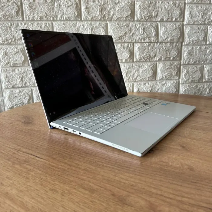 Ультрабук Б-клас Samsung Galaxy Book Ion White NP950XCJ-K02US / 15.6" (1920x1080) IPS / Intel Core i7-10510U (4 (8) ядра по 1.8-4.9 GHz) / 16 GB DDR4 / 256 GB SSD / UHD Graphics / WebCam б/в - зображення 4