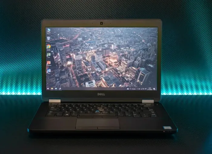 Ноутбук Б-клас Dell Latitude 3570 / 15.6" TN / Core i5-6200U (2(4) ядра по 2.3-2.8GHz) / 4GB DDR3 / 500GB HDD /HD Graphics 520 / WebCam / HDMI б/в - зображення 2