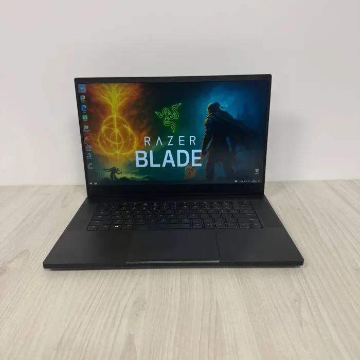 Ігровий ноутбук Б-класу Razer Blade 15 RZ09-02386 / 15,6" (1920x1080) IPS / Intel Core i7-9850H (6 (12) ядер по 2,6 - 4,6 ГГц) / 16 ГБ DDR4 / 512 ГБ SSD NVMe / nVidia GeForce GTX 1070 Max-Q, 8 ГБ GDDR5, 256-біт б/в - зображення 2