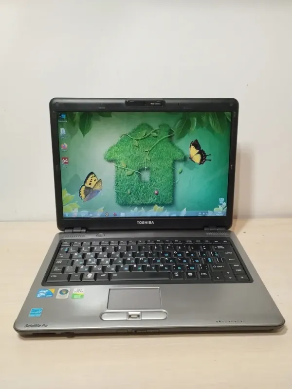 Ноутбук Toshiba Satellite Pro U400-24H / 13.3" (1280x800) TN / Intel Core 2 Duo T5870 (2 ядра по 2.0 GHz) / 4 GB DDR2 / 120 GB SSD / Intel GMA X3100 Graphics / WebCam / АКБ не тримає б/в - зображення 2