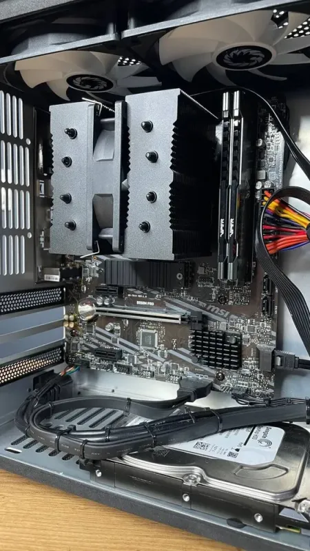 Ігровий ПК Qube V9 PRO Tower / AMD Ryzen 5 5600G (6 (12) ядер по 3.9 - 4.4 GHz) / 16 GB DDR4 / 512 GB SSD M.2 + 1000 GB HDD / AMD Radeon Graphics / 650W - зображення 5