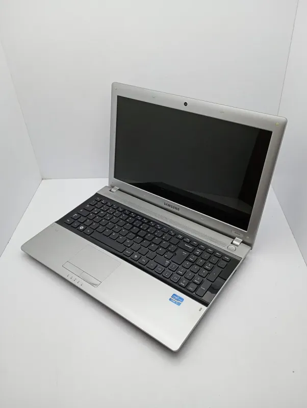 Ноутбук Samsung RV520 / 15.6" (1366x768) TN / Intel Core i5-2410M (2 (4) ядра по 2.3 - 2.9 GHz) / 6 GB DDR3 / 500 GB HDD / nVidia GeForce GT 520M, 1 GB GDDR3, 64-bit / WebCam б/в - зображення 4