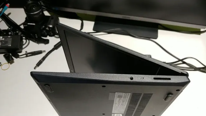 Ультрабук Lenovo IdeaPad 3 14ADA05 / 14" (1920x1080) TN / AMD Ryzen 5 3500U (4 (8) ядра по 2.1 - 3.7 GHz) / 16 GB DDR4 / 512 GB SSD / AMD Radeon Vega 8 Graphics / WebCam б/в - зображення 4