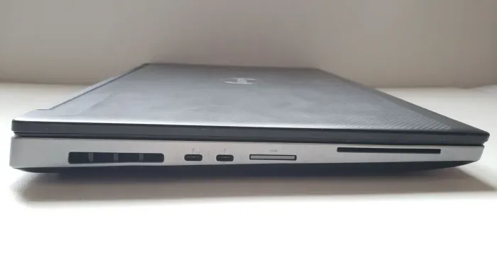 Мобільна робоча станція Dell Precision 7530 / 15,6" (1920x1080) IPS / Intel Core i7-8850H (6 (12) ядер по 2,6 - 4,3 ГГц) / 32 ГБ DDR4 / 128 ГБ SSD + 512 ГБ SSD / nVidia Quadro P1000, 4 ГБ GDDR5, 128-біт / WebCam б/в - зображення 4