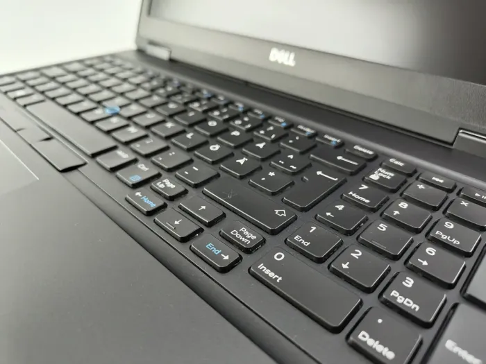 Ноутбук Dell Latitude 5591 / 15.6" (1920x1080) IPS / Intel Core i7-8850H (6 (12) ядер по 2.6 - 4.3 GHz) / 16 GB DDR4 / 240 GB SSD / nVidia GeForce MX130, 2GB DDR5, 64-bit / WebCam б/в - зображення 3