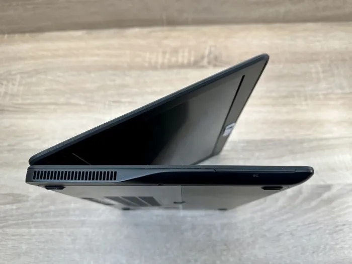 Нетбук Б-клас Dell Latitude E7250 / 12.5" (1366x768) TN / Intel Core i5-5300U (2 (4) ядра по 2.3 - 2.9 GHz) / 8 GB DDR3 / 120 GB SSD / Intel HD Graphics 5500 / WebCam б/в - зображення 4