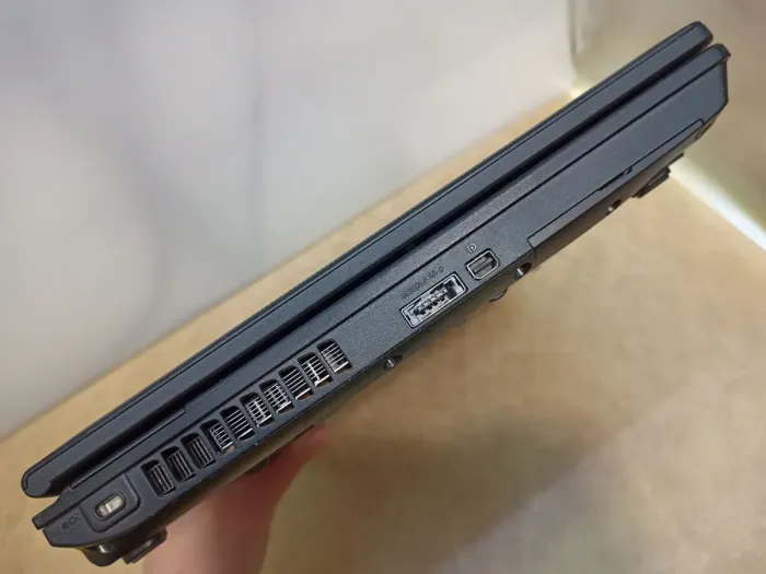 Ноутбук Toshiba Tecra M11 / 14" (1366x768) TN / Intel Core i3-370M (2 (4) ядра по 2.4 GHz) / 4 GB DDR3 / 120 GB SSD / Intel HD Graphics / WebCam / Без АКБ б/в - зображення 5