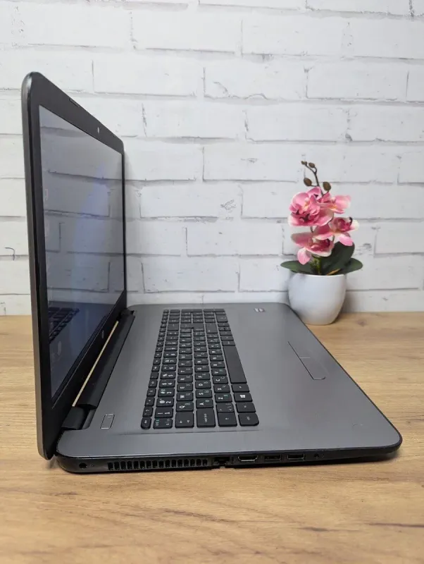 Ноутбук HP 17-y001no / 17.3" (1600x900) TN / AMD A8-7410 (4 ядра по 2.2 - 2.5 GHz) / 16 GB DDR3 / 360 GB SSD / AMD Radeon R7 M340, 2 GB GDDR3, 64-bit / WebCam / DVD-ROM б/в - зображення 3