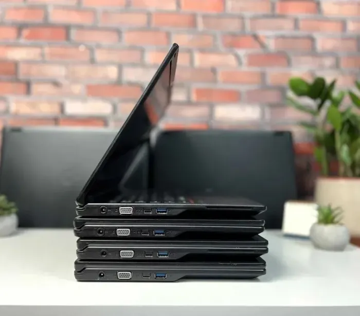 Ноутбук Fujitsu LifeBook E549 / 14" (1920x1080) IPS / Intel Core i3-8145U (2 (4) ядра по 2.1 - 3.9 GHz) / 8 GB DDR4 / 256 GB SSD / Intel UHD Graphics / WebCam / Win 10 Pro б/в - зображення 3