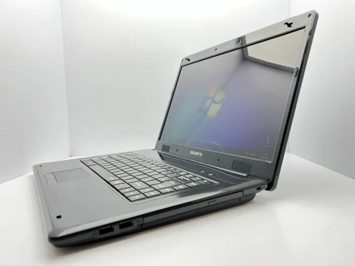 Ноутбук GIGABYTE E1500 / 15.6" (1366x768) TN / Intel Pentium T4400 (2 ядра по 2.2 GHz) / 4 GB DDR2 / 320 GB HDD / Intel GMA Graphics 4500M / Акб не тримає б/в - зображення 4