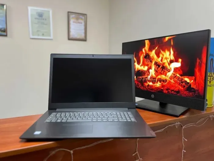 Ноутбук Lenovo V340-17IWL / 17.3" (1920x1080) IPS / Intel Core i5-8265U (4 (8) ядра по 1.6 - 3.9 GHz) / 8 GB DDR4 / 256 GB SSD M.2 / Intel UHD Graphics / WebCam / Windows 10 б/в - зображення 2