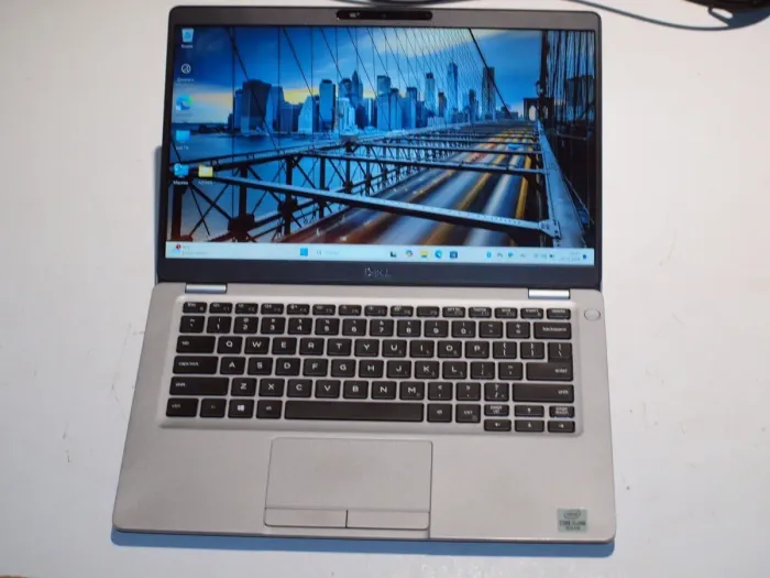 Ультрабук Б-клас Dell Latitude 5310 / 13.3" (1920x1080) IPS Touch / Intel Core i5-10310U (4 (8) ядра по 1.7 - 4.4 GHz) / 16 GB DDR4 / 256 GB SSD / UHD Graphics / WebCam / Win 11 Pro б/в - зображення 2