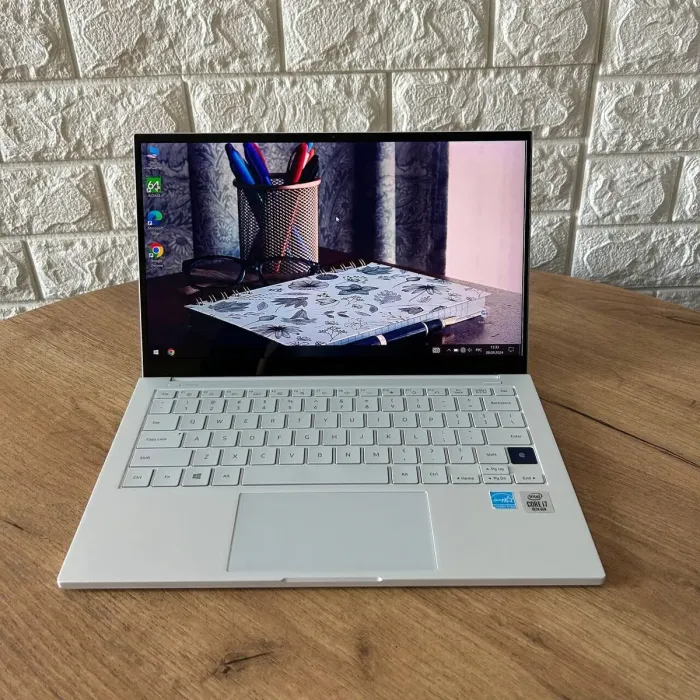 Ультрабук Б-клас Samsung Galaxy Book Ion White NP930XCJ-K03US / 13.3" (1920x1080) OLED / Intel Core i7-10510U (4 (8) ядра по 1.8 - 4.9 GHz) / 8 GB DDR4 / 256 GB SSD / Intel UHD Graphics / WebCam б/в - зображення 2