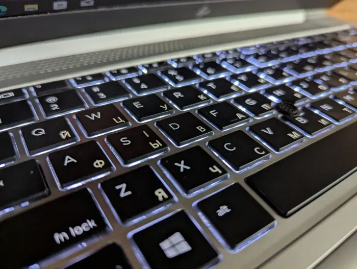 Ультрабук Б-клас HP EliteBook 840 G5 / 14" (1920x1080) IPS / Intel Core i5-7200U (2 (4) ядра по 2.5 - 3.1 GHz) / 16 GB DDR4 / 480 GB SSD / Intel UHD Graphics 620 / WebCam / Fingerprint / Windows 10 б/в - зображення 7