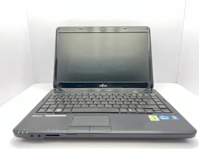 Ноутбук Б-клас Fujitsu LifeBook LH531 / 14’’ (1366x768) TN / Intel Core i5-2430M (2 (4) ядра по 2.4 - 3.0 GHz) / 4 GB DDR3 / 500 GB HDD / Intel HD Graphics 3000 / WebCam / Без батареї б/в - зображення 2