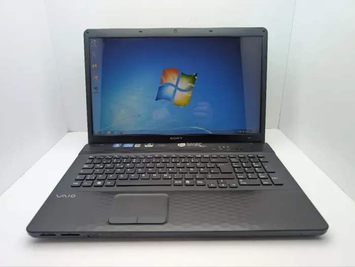 Ноутбук Sony VPCEJ / 17.3" (1600x900) TN / Intel Core i3-2350M (2 (4) ядра по 2.3 GHz) / 6 GB DDR3 / 640 GB HDD / nVidia GeForce 410M, 1 GB GDDR3, 64-bit / WebCam / DVD-ROM б/в - зображення 2