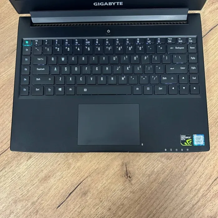 Ігровий ультрабук Б-клас Gigabyte Aero 14 / 14" (2560x1440) IPS / Intel Core i7-7700HQ (4 (8) ядра по 2.8 - 3.8 GHz) / 16 GB DDR4 / 512 GB SSD / nVidia GeForce GTX 1060, 6 GB GDDR5, 192-bit / WebCam б/в - зображення 7