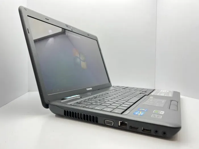 Ноутбук Toshiba Satellite C660 / 15.6" (1366x768) TN / Intel Core i3-370M (2 (4) ядра по 2.4 GHz) / 4 GB DDR3 / 500 GB HDD / Intel HD Graphics / WebCam б/в - зображення 3