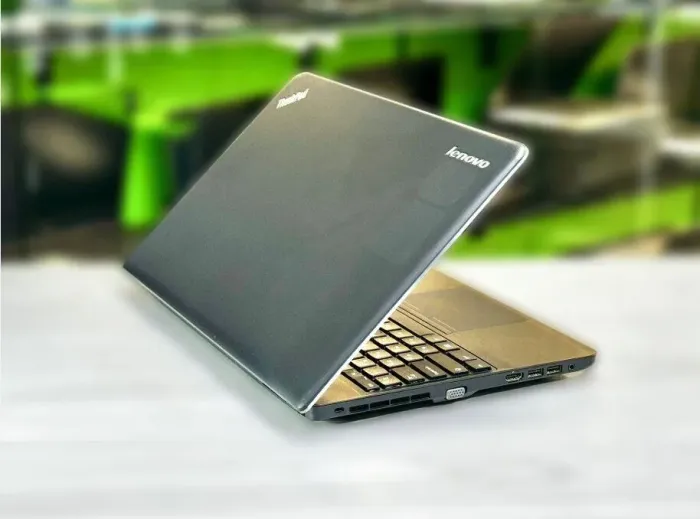 Ноутбук Б-клас Lenovo ThinkPad E531/15.6" (1366x768) TN/Intel Core i3-3110M (2(4) ядра по 2.4 GHz) / 6 GB DDR3 / 128 GB SSD / nVidia GeForce GT 740M, 2 GB GDDR3, 64-bit / WebCam / Win 10 Pro / Батарея не тримає б/в - зображення 4