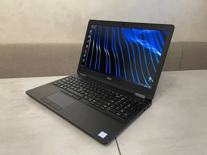 Робоча станція Dell Precision 3510 / 15.6" IPS / Core i5-6300HQ (4 ядра по 2.3-3.2GHz) / 16GB DDR4 / 256GB SSD M.2 NEW / AMD FirePro W5130M, 2GB GDDR5, 128bit / WebCam / HDMI б/в - зображення 3