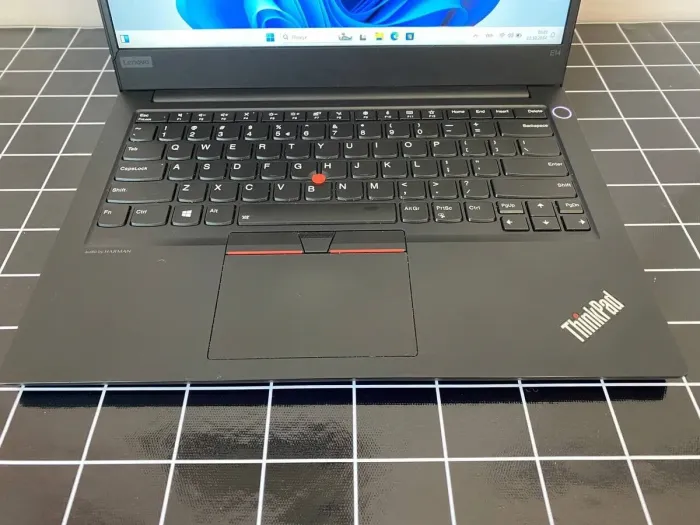 Ноутбук Б-клас Lenovo ThinkPad E14 / 14'' (1920x1080) IPS / Intel Core i5-10210U (4 (8) ядра по 1.6 - 4.2 GHz) / 16 GB DDR4 / 512 GB SSD M.2 / Intel UHD Graphics / WebCam / USB 3.1 / HDMI б/в - зображення 4