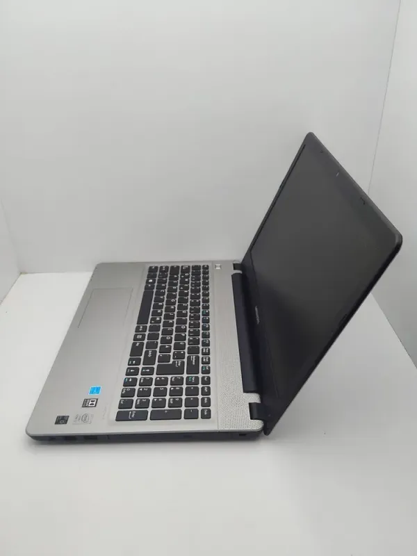 Ноутбук Б-клас Acer Medion E6418 / 15.6" (1366x768) TN / Intel Core i5-5257U (2 (4) ядра по 2.7 - 3.1 GHz) / 6 GB DDR3 / 120 GB SSD / Intel Iris Graphics 6100 / WebCam / DVD-ROM / АКБ не тримає б/в - зображення 7