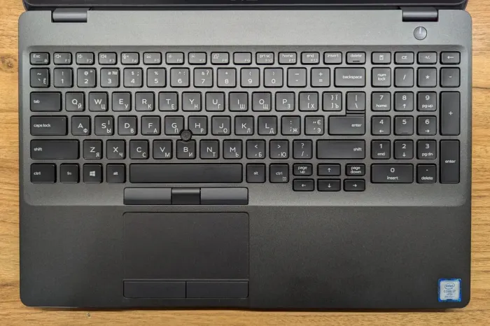 Ноутбук Dell Precision 3540 / 15.6" (1366x768) TN / Intel Core i7-8665U (4 (8) ядра по 1.9 - 4.8 GHz) / 16 GB DDR4 / 256 GB SSD / AMD Radeon Pro WX 2100, 2 GB GDDR5, 64-bit / WebCam / Windows 10 б/в - зображення 3