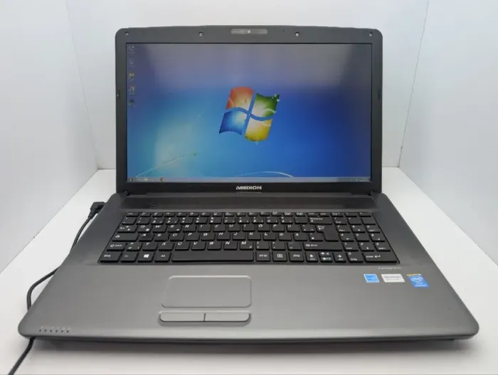 Ноутбук Medion Akoya E7222 / 17.3" (1920x1080) TN / Intel Pentium 2020M (2 ядра по 2.4 GHz) / 8 GB DDR3 / 500 GB HDD / Intel HD Graphics / WebCam / DVD-ROM / АКБ не тримає заряд б/в - зображення 2