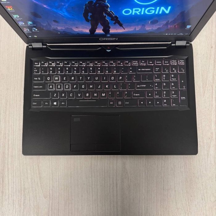 Ігровий ноутбук Б-класу Origin Evo 15-S P950ER-U / 15,6" (1920x1080) IPS / Intel Core i7-8750H (6 (12) ядер по 2,2 - 4,1 ГГц) / 16 ГБ DDR4 / 128 ГБ SSD + 500 ГБ HDD / nVidia GeForce GTX 1070 Max-Q, 8 ГБ GDDR5, 256-біт б/в - зображення 3