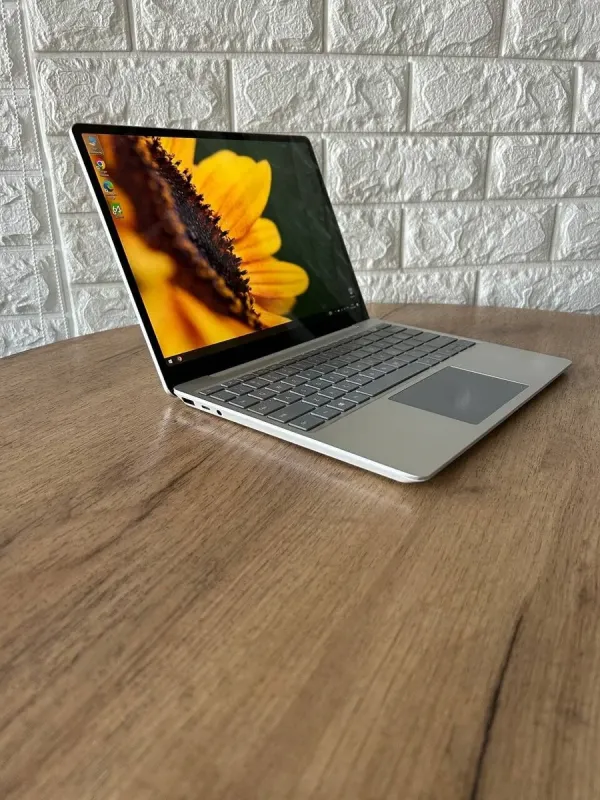 Нетбук Microsoft Surface Laptop Go / 12.4" (1536x1024) IPS Touch / Intel Core i5-1035G1 (4 (8) ядра по 1-3.6 GHz) / 8 GB DDR4 / 128 GB SSD M.2 / Intel UHD Graphics / WebCam б/в - зображення 4