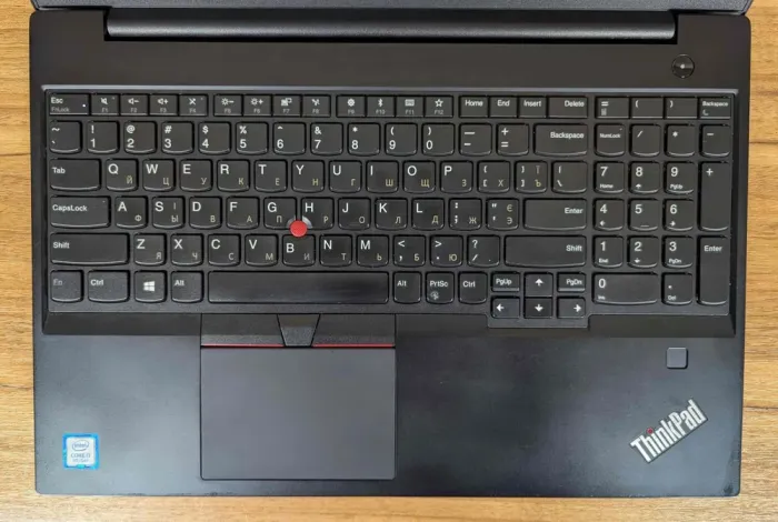 Ноутбук Б-клас Lenovo ThinkPad E580 / 15.6" (1920x1080) IPS / Intel Core i7-8550U (4 (8) ядра по 1.8 - 4.0 GHz) / 16 GB DDR4 / 512 GB SSD / Intel HD Graphics 620 / WebCam / Fingerprint / Windows 10 б/в - зображення 3