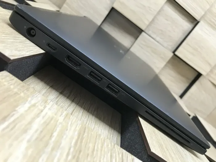 Ноутбук Б-клас Dell Latitude 7490 / 14" (1920x1080) IPS / Intel Core i5-7300U (2 (4) ядра по 2.6 - 3.5 GHz) / 8 GB DDR4 / 240 GB SSD M.2 / Intel HD Graphics 620 / WebCam / Fingerprint / HDMI б/в - зображення 7