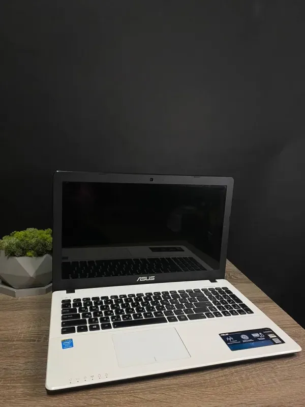 Ноутбук Б-клас Asus X550C / 15.6" (1366x768) TN / Intel Pentium 2117U (2 ядра по 1.8 GHz) / 4 GB DDR3 / 250 GB HDD / Intel HD Graphics 2500 / WebCam / DVD-RW / Win 10 / АКБ не держит б/в - зображення 2