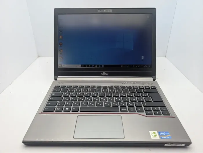 Ноутбук Futjitsu LifeBook E733 / 13.3" (1366x768) TN / Intel Core i3-3110M (2 (4) ядра по 2.4 GHz) / 8 GB DDR3 / 120 GB SSD / Intel HD Graphics 4000 / WebCam б/в - изображение 2