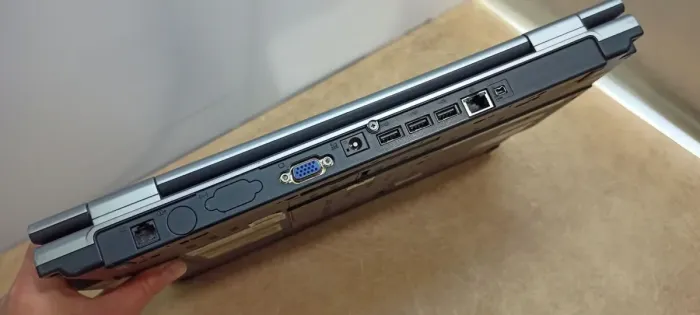 Ноутбук Toshiba Tecra A8 / 15.4" (1280x800) TN / Intel Core Duo T2300 (2 ядра по 1.66 GHz) / 3 GB DDR2 / 120 GB SSD / Intel GMA 950 Graphics / DVD-ROM / АКБ не тримає б/в - зображення 7