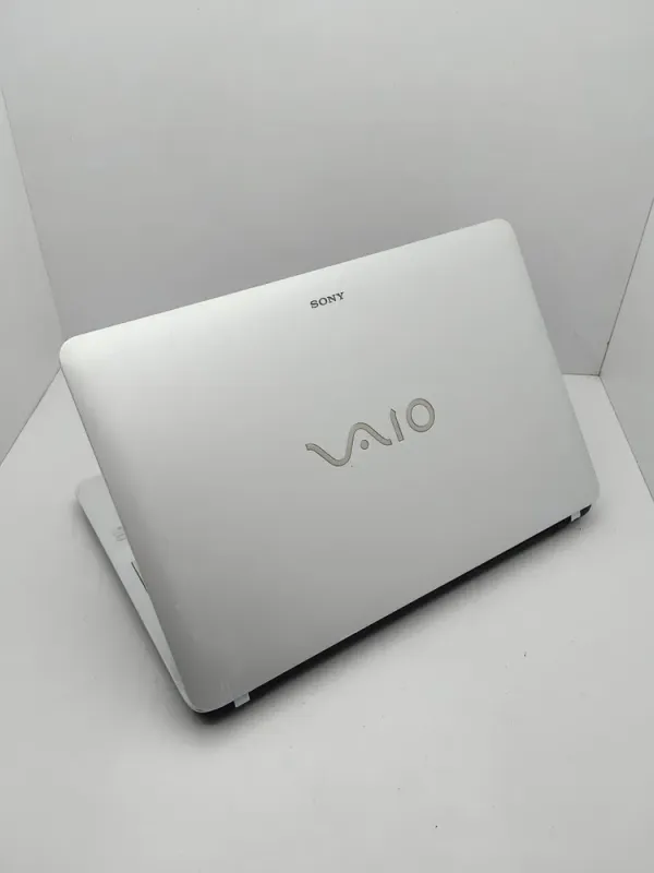 Ноутбук Б-клас Sony Vaio SVF156 / 15.6" (1366x768) TN / Intel Core i3-3217U (2 (4) ядра по 1.8 GHz) / 6 GB DDR3 / 500 GB HDD / nVidia GeForce GT 740M, 1 GB GDDR3, 128-bit / WebCam / АКБ не тримає б/в - зображення 8