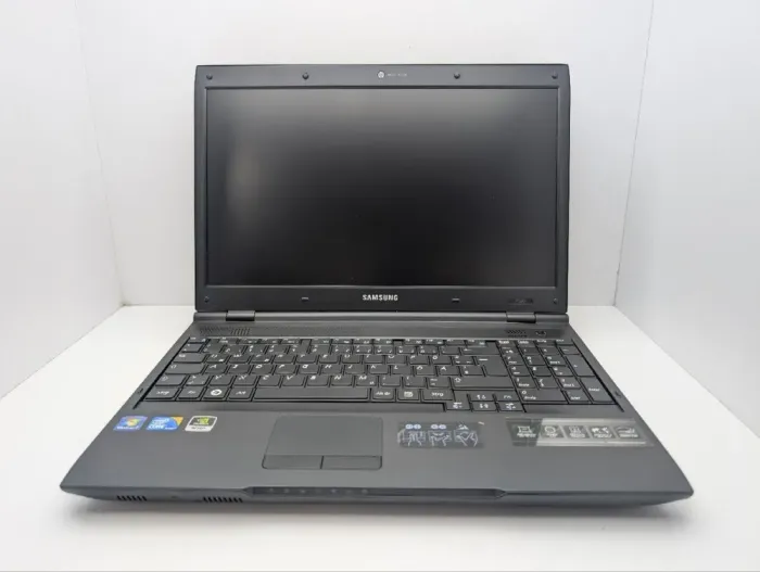 Ноутбук Samsung P580 / 15.6" (1366x768) TN / Intel Core i3-380M (2 (4) ядра по 2.5 GHz) / 6 GB DDR3 / 320 GB HDD / nVidia GeForce GT 330M, 1 GB GDDR3, 128-bit / WebCam / DVD-ROM б/в - зображення 3