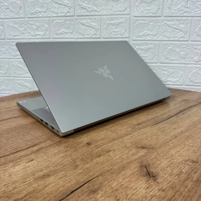 Ігровий ноутбук Razer Blade 15 RZ09-0328 Silver / 15.6" (3840x2160) OLED / Intel Core i7-10750H (6 (12) ядер по 2.6 - 5.0 GHz) / 16 GB DDR4 / 512 GB SSD NVMe / nVidia GeForce RTX 2070 Max-Q, 8 GB GDDR6, 256-bit / WebCam б/в - зображення 6