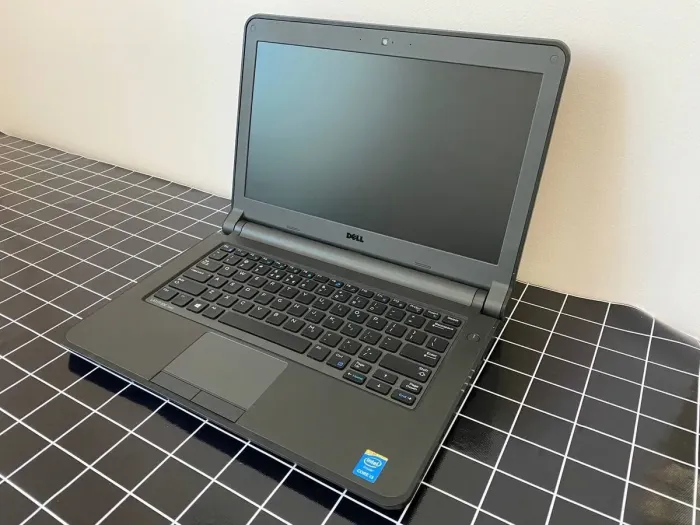 Ультрабук Б-клас Dell Latitude 3340 / 13.3" (1366x768) TN / Intel Core i3-4010U (2 (4) ядра по 1.7 GHz) / 4 GB DDR3 / 500 GB HDD / Intel HD Graphics 4400 / WebCam / HDMI / miniDP б/в - зображення 3