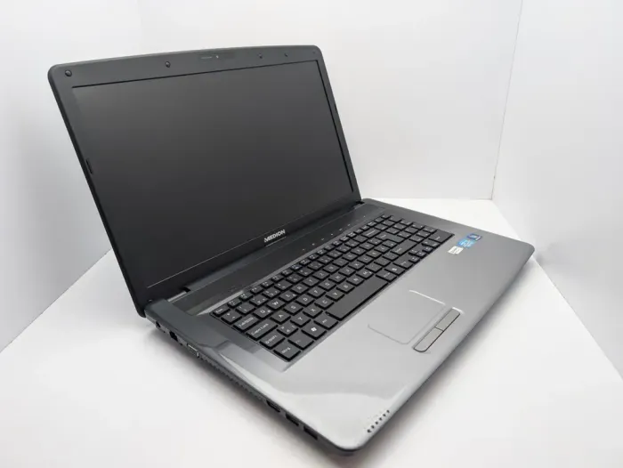 Ноутбук Medion Akoya E7222 / 17.3" (1600x900) TN / Intel Core i3-2350M (2 (4) ядра по 2.3 GHz) / 6 GB DDR3 / 240 GB SSD / Intel HD Graphics 3000 / WebCam / АКБ не тримає б/в - зображення 3