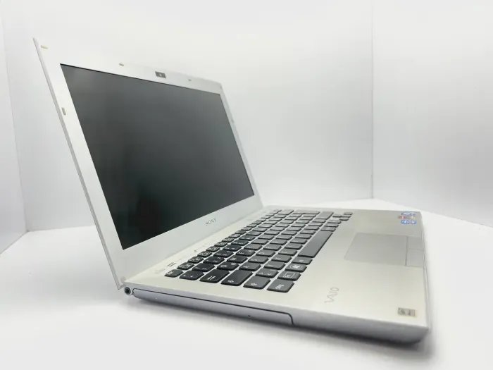 Ноутбук Б-клас Sony Vaio PCG-4251GM / 13.3" (1366x768) TN / Intel Core i5-2430M (2 (4) ядра по 2.4 - 3.0 GHz) / 6 GB DDR3 / 240 GB SSD / Intel HD Graphics 3000 / WebCam / Без АКБ б/в - зображення 3