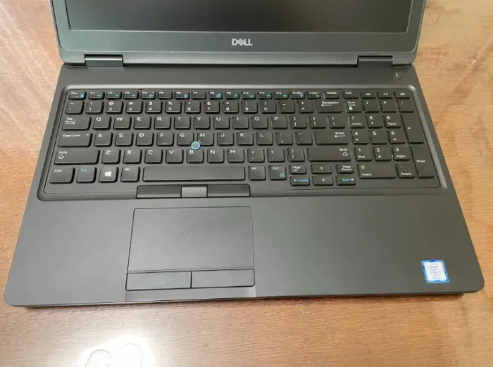 Робоча станція Dell Precision 3530 / 15.6" (1920x1080) IPS / Intel Core i7-8850H (6 (12) ядра по 2.6 - 4.3 GHz) / 16 GB DDR4 / 256 GB SSD / nVidia Quadro P600, 4 GB GDDR5, 128-bit / WebCam б/в - зображення 4