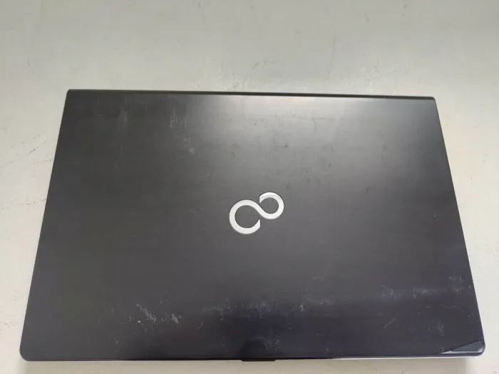 Ультрабук Fujitsu LifeBook S935 / 13.3" (1920x1080) IPS / Intel Core i7-5600U (2 (4) ядра 2.6 - 3.2 GHz) / 8 GB DDR3 / 128 GB SSD / Intel HD Graphics 5500 / WebCam / VGA / АКБ не тримає заряд б/в - зображення 6